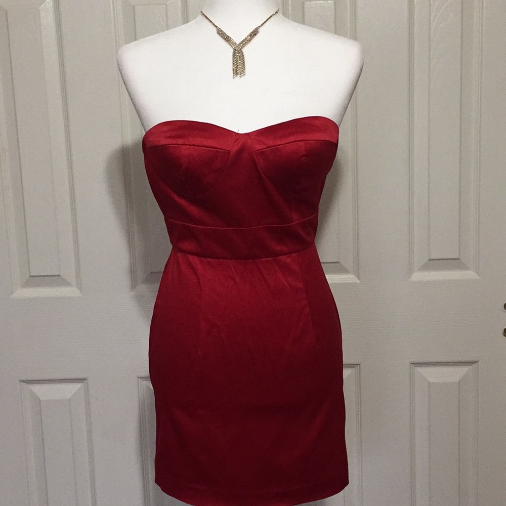 SALE STRAPLESS DEEP BEAUTIFUL RED STRAPLESS DRESS
